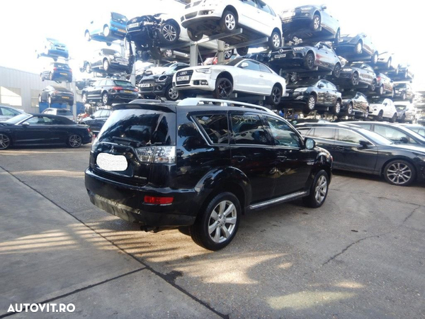 Far dreapta Mitsubishi Outlander 2010 SUV 2.2 DIESEL - 5