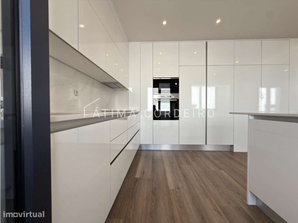 Apartamento T4 de Luxo com 3 Suítes no Coração de Almada. - Grande imagem: 4/27