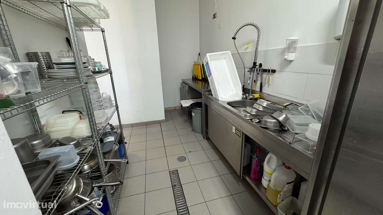 Trespasse de restaurante totalmente equipado em Massamá Norte-6