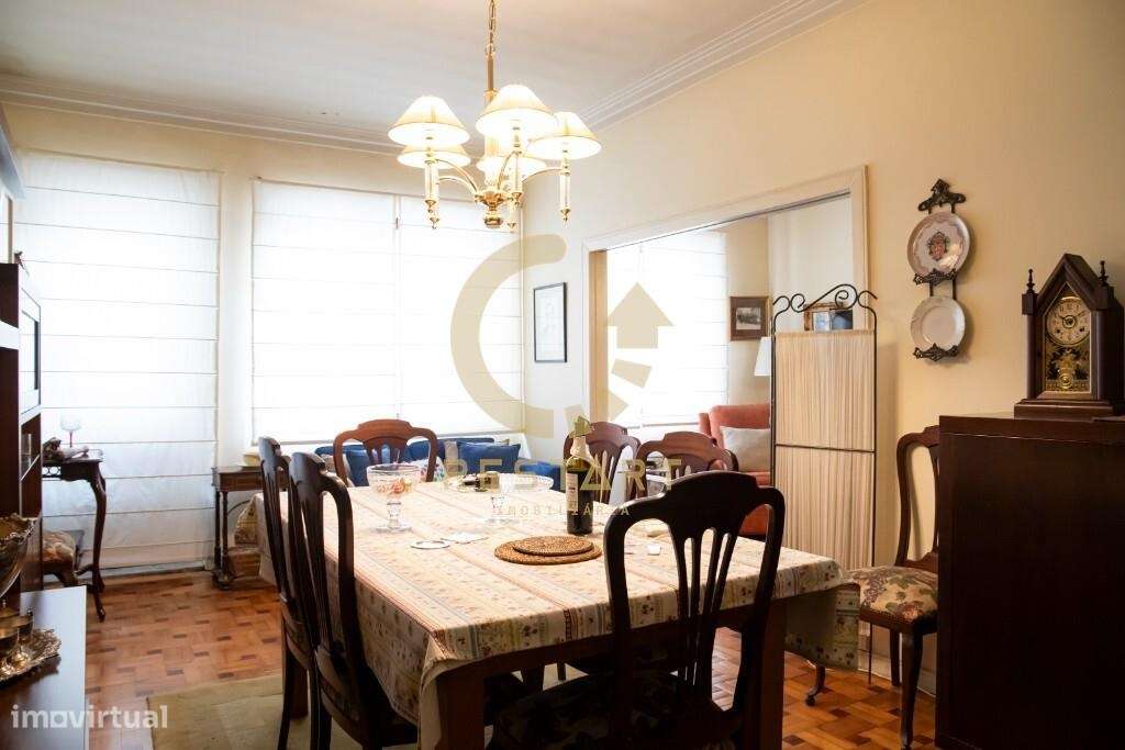 Moradia de Rés-do-chão e 1º Andar com Utilizações Independentes junto - Grande imagem: 3/42