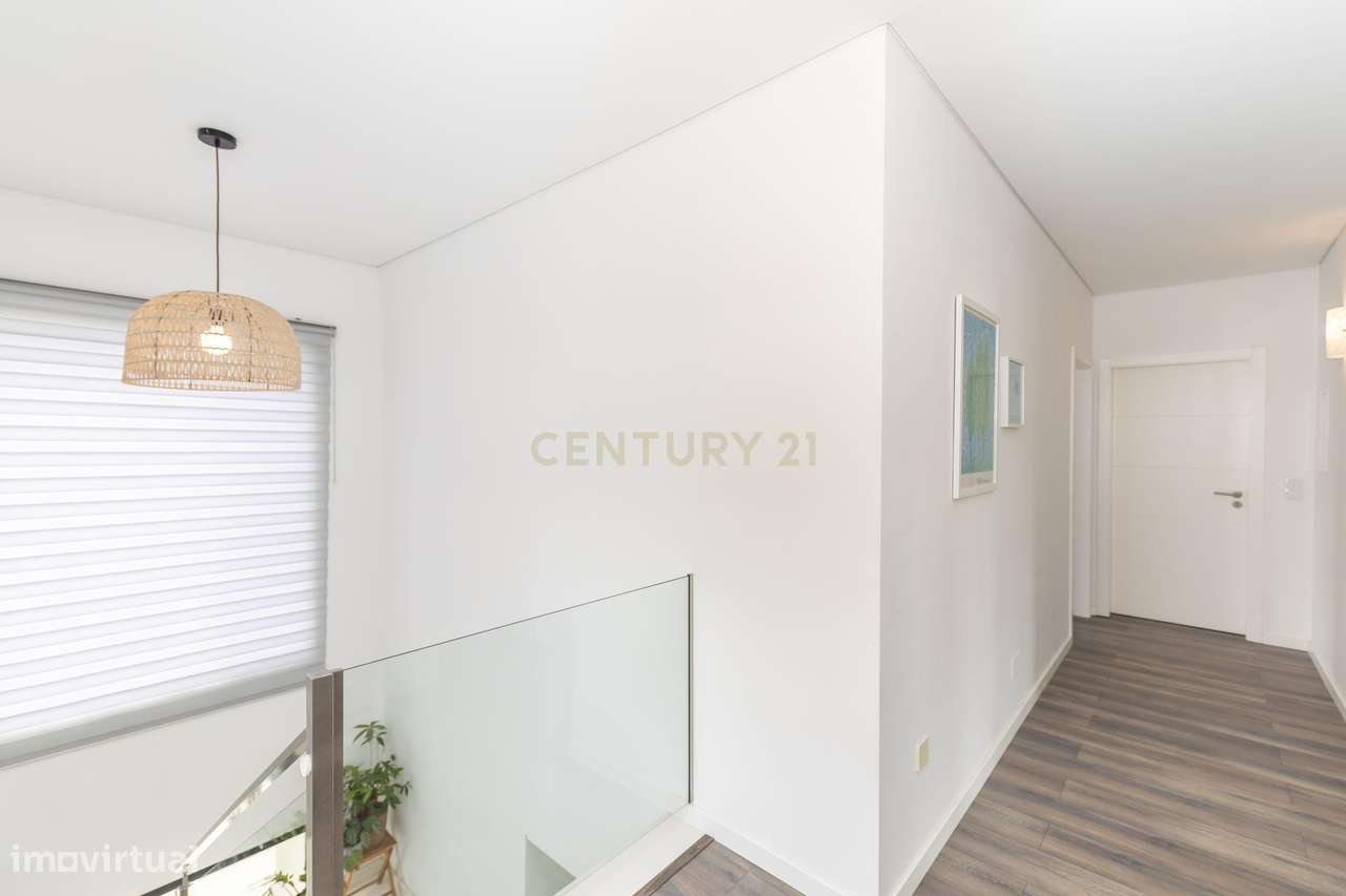 Moradia Isolada T4 de Prestígio – Bairro de São João, Sobreda-30