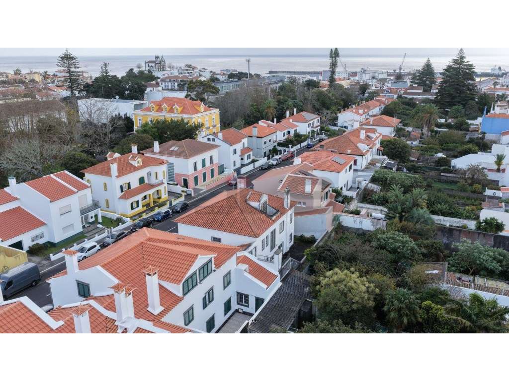 Moradia V6 Isolada no Centro de Ponta Delgada-34