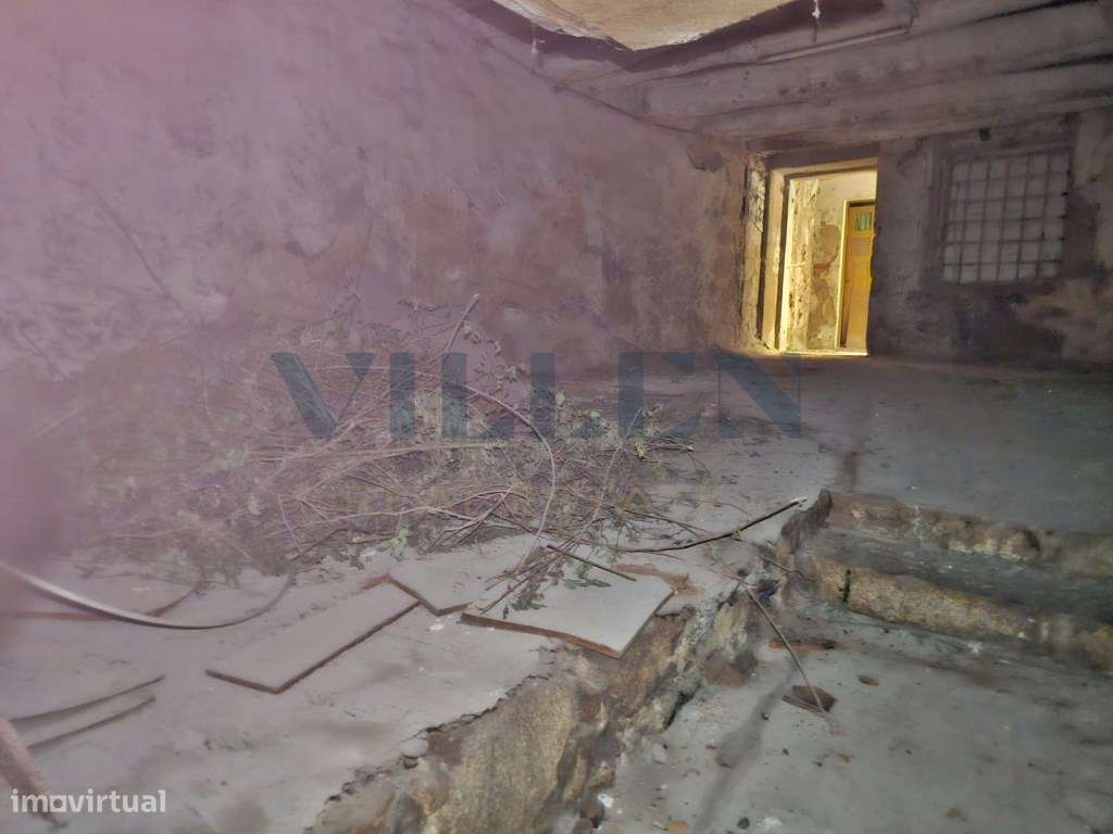 Prédio para restaurar no centro do Porto - Grande imagem: 4/22