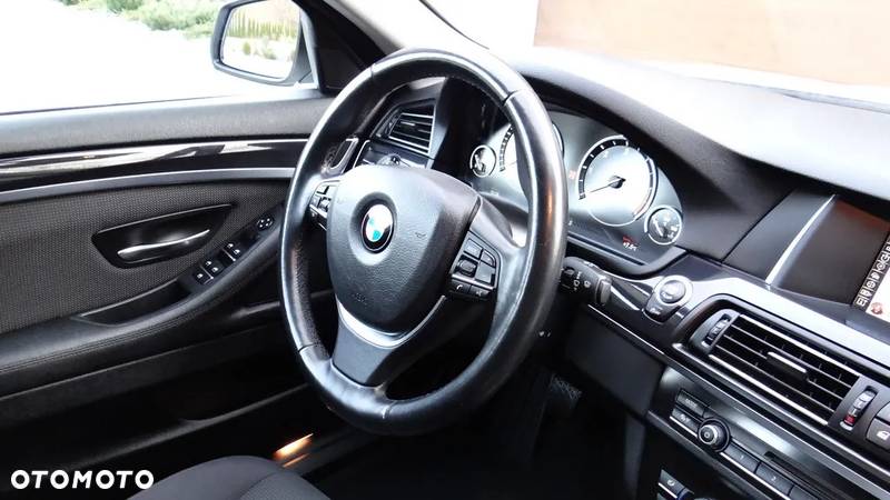 BMW Seria 5 525d - 24