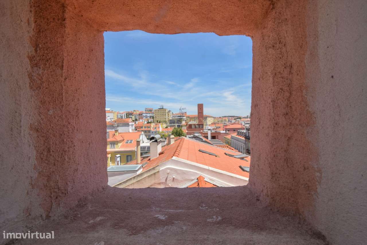 Apartamento com mezzanine e potencial de reconversão na Estrela-11