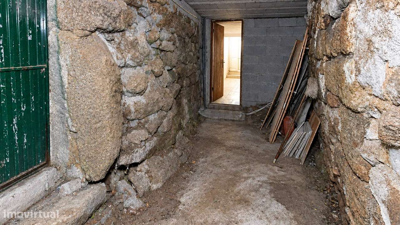 Moradia para Remodelar em Fragosela - Um Projeto com Potencial-10