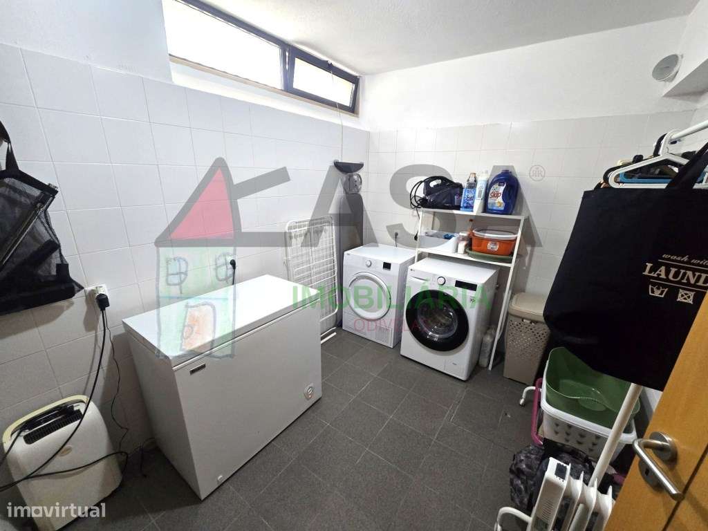 Moradia T4 com Terraço e Vista Desafogada em Loures-53