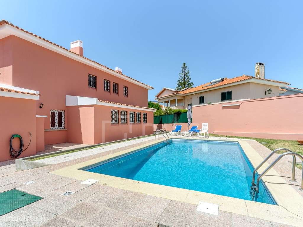 Moradia T8 isolada, com jardim e piscina no centro da Parede-44