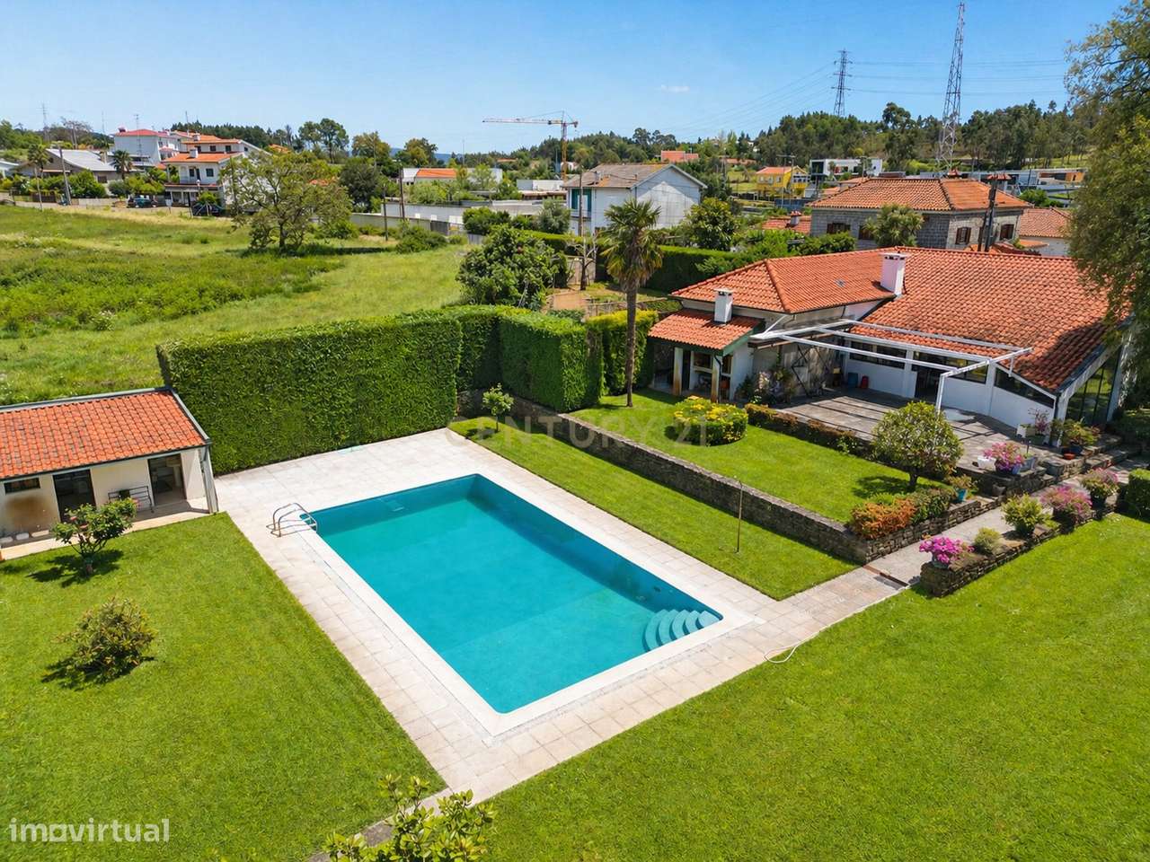 Moradia T3 com excelente privacidade, piscina e grande espaço exterior-40