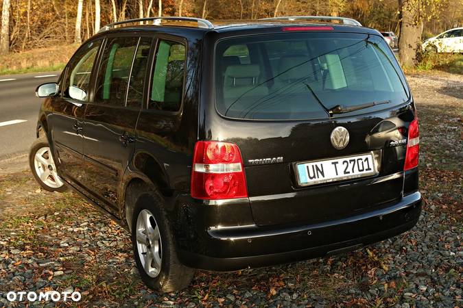 Volkswagen Touran 2.0 FSI Highline - 28