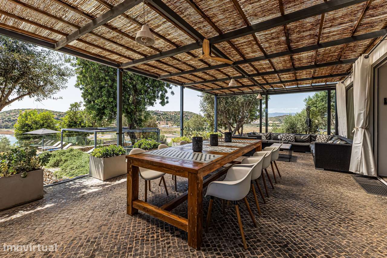 Villa T4 contemporânea à beira do rio no coração do Algarve-0