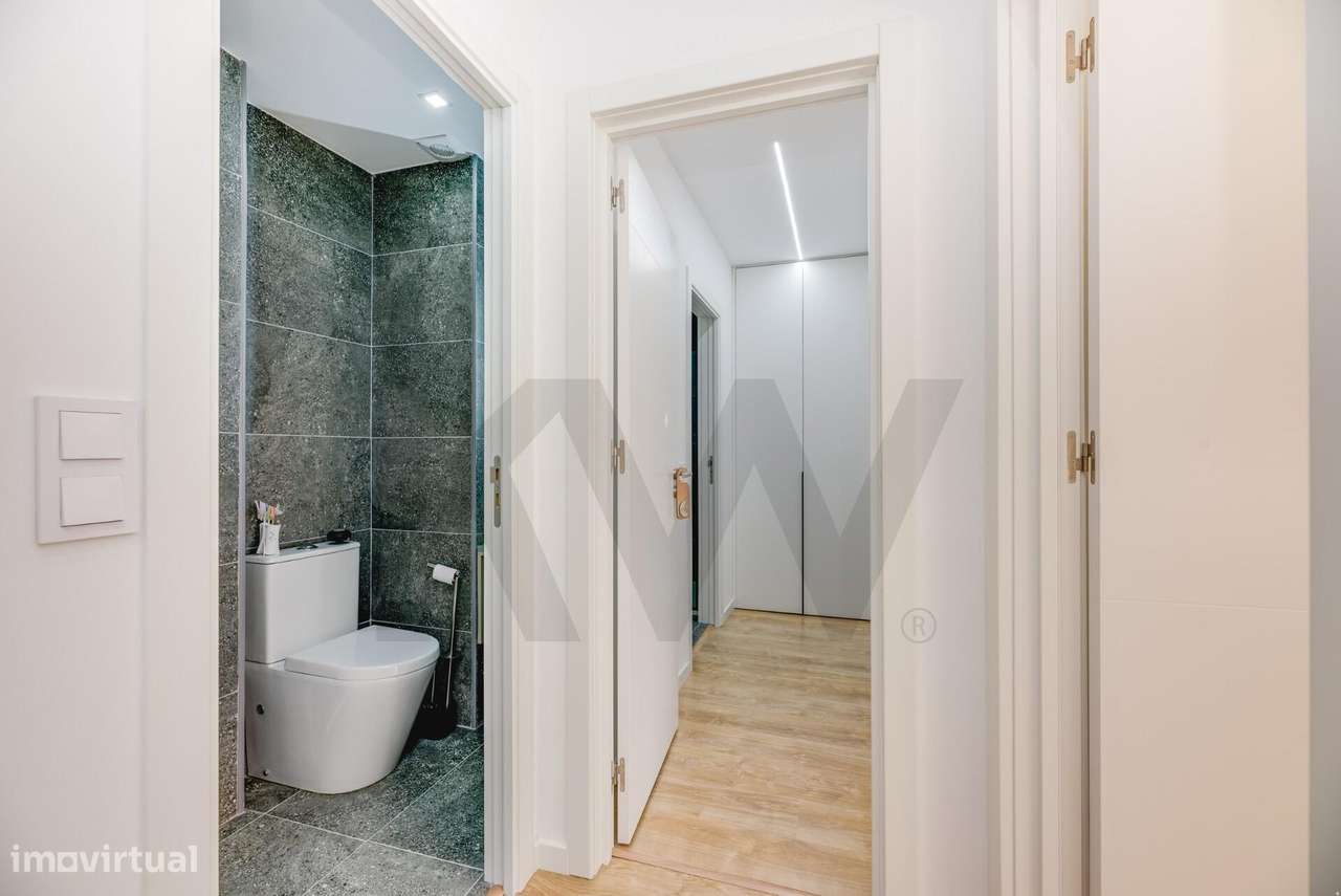 Apartamento T2 totalmente renovado com Suite, Varanda e Arrecadação na-13