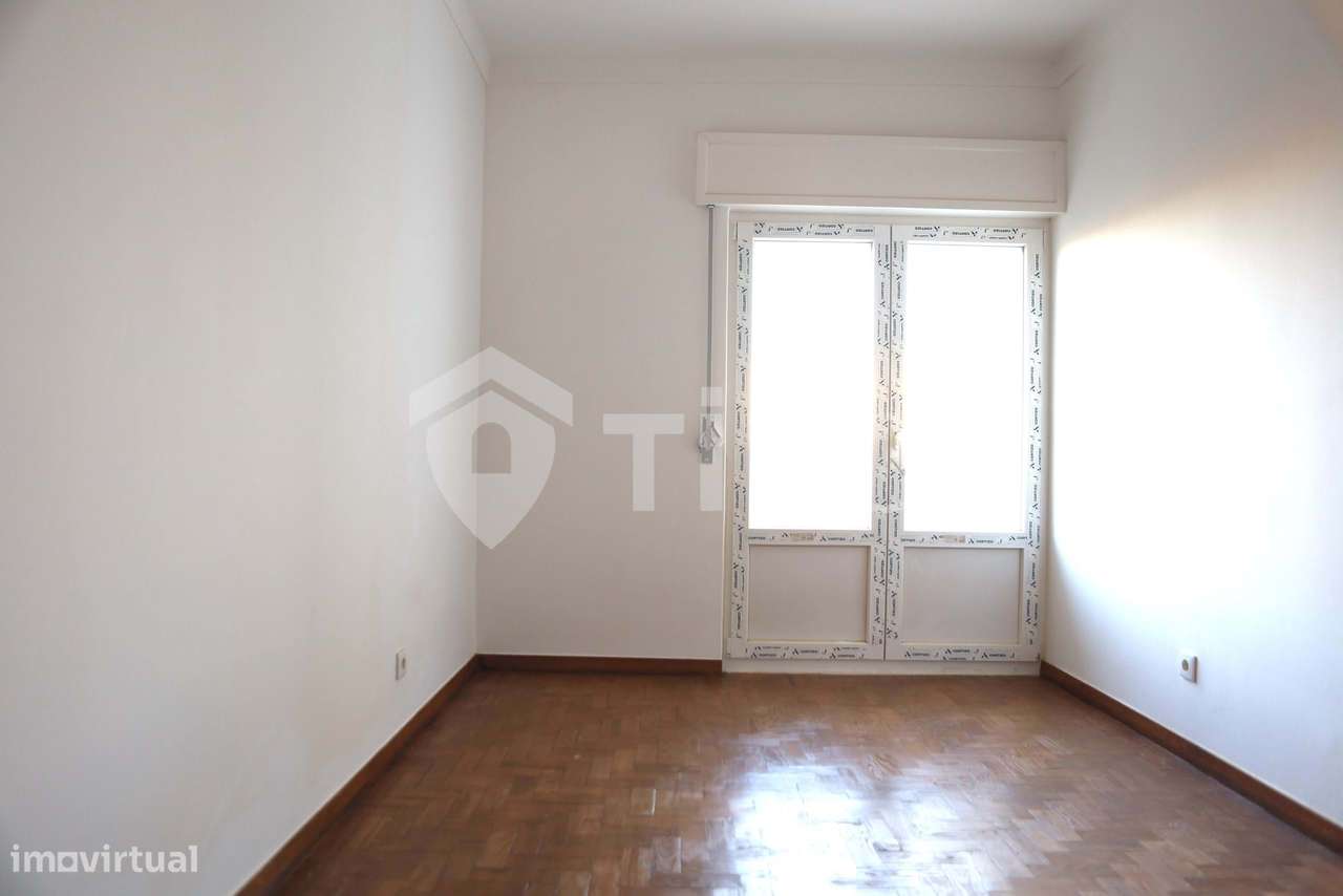 Apartamento T3 em Renovação com Excelentes Áreas em Setúbal-16