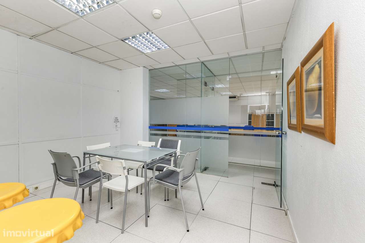 Espaço comercial 550 m² | Escritório + Loja + Armazém | Dois acessos-17