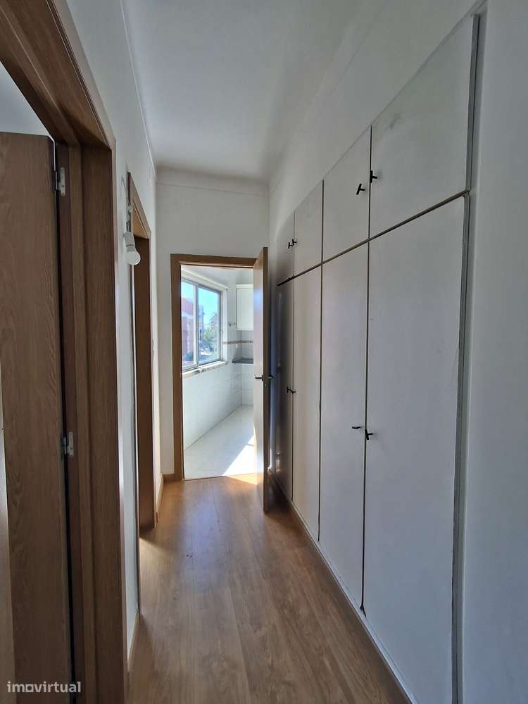 Apartamento T4 muito soalheiro, em zona central.-8