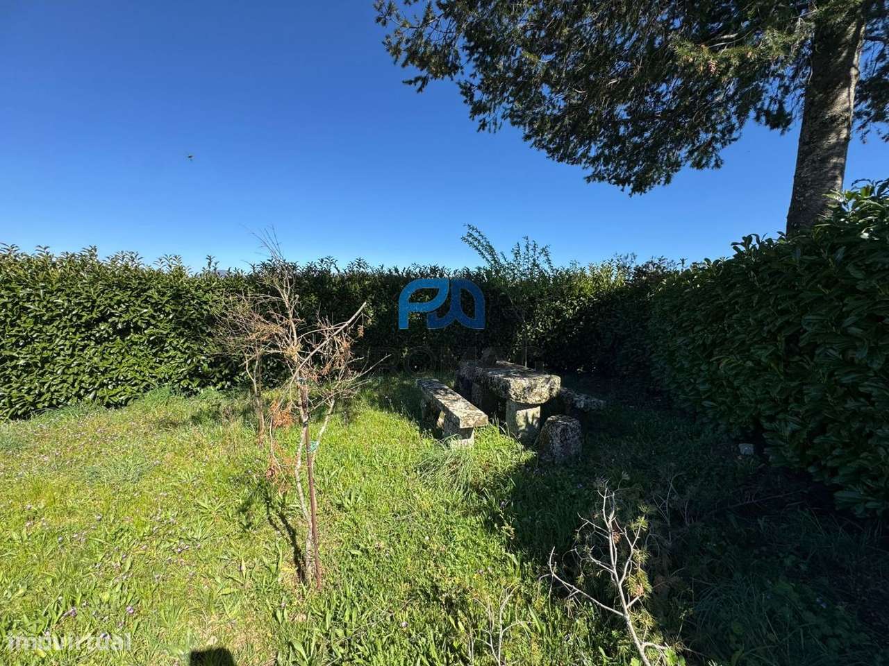 Moradia com excelente área, piscina e plena privacidade-32