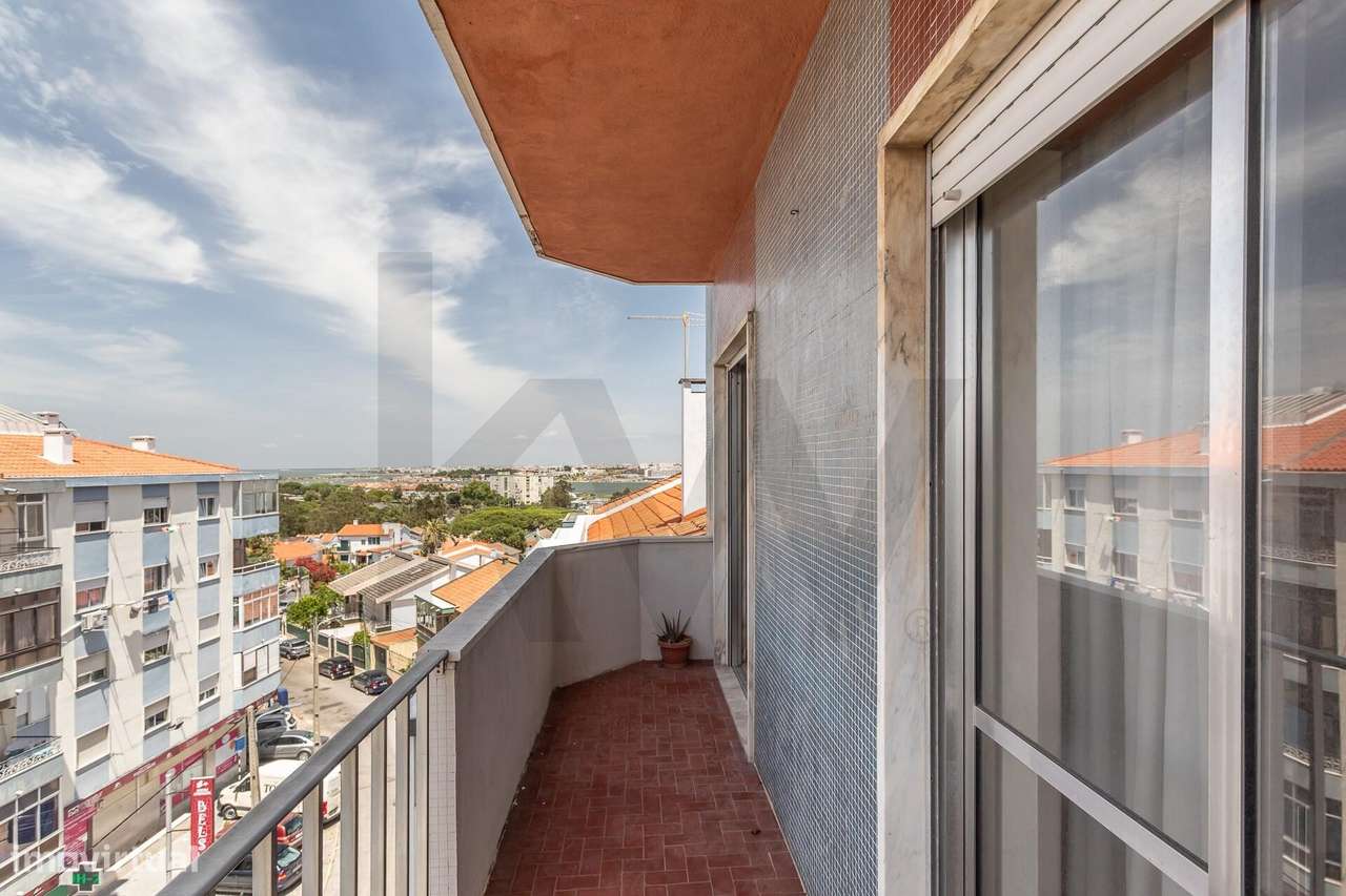 T2 com Vista Baía na Amora-0
