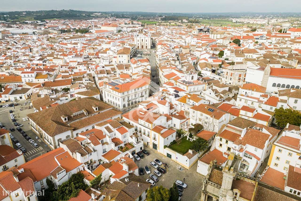 Moradia de luxo com 3 suites, pátio e varandas junto aos Meninos da Gr-57