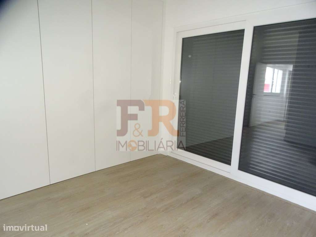 Moradia Geminada Triplex T3+1 com Cave Fernão Ferro-24