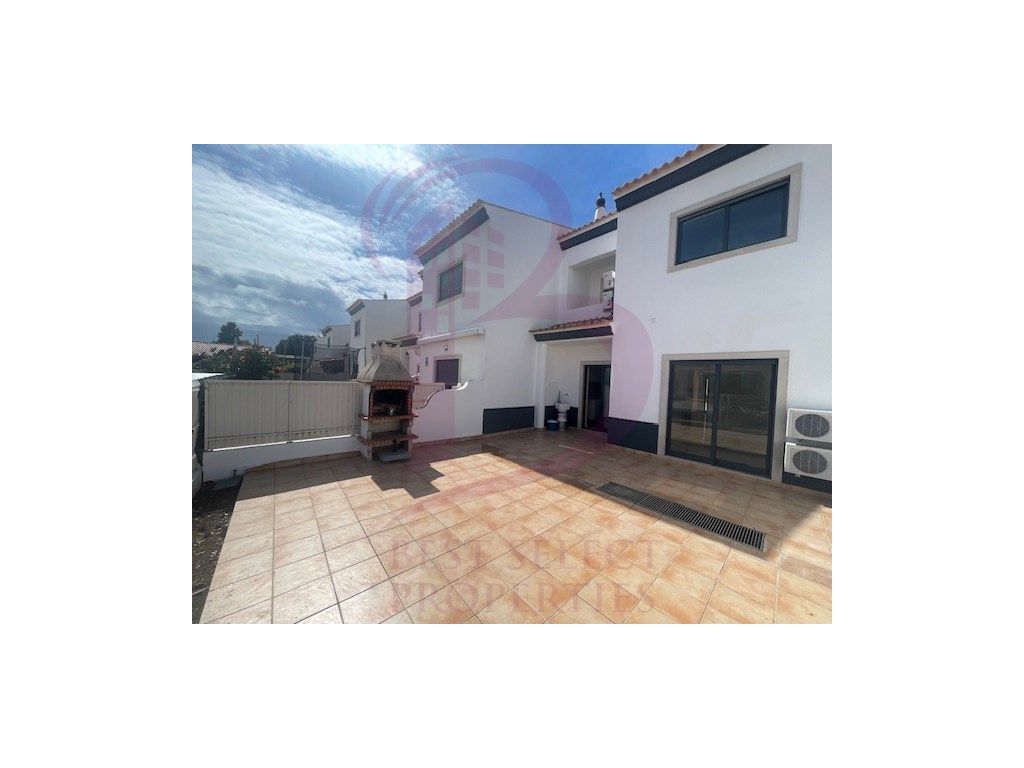 Moradia T3, geminada com piscina , garagem, Albufeira Alg...