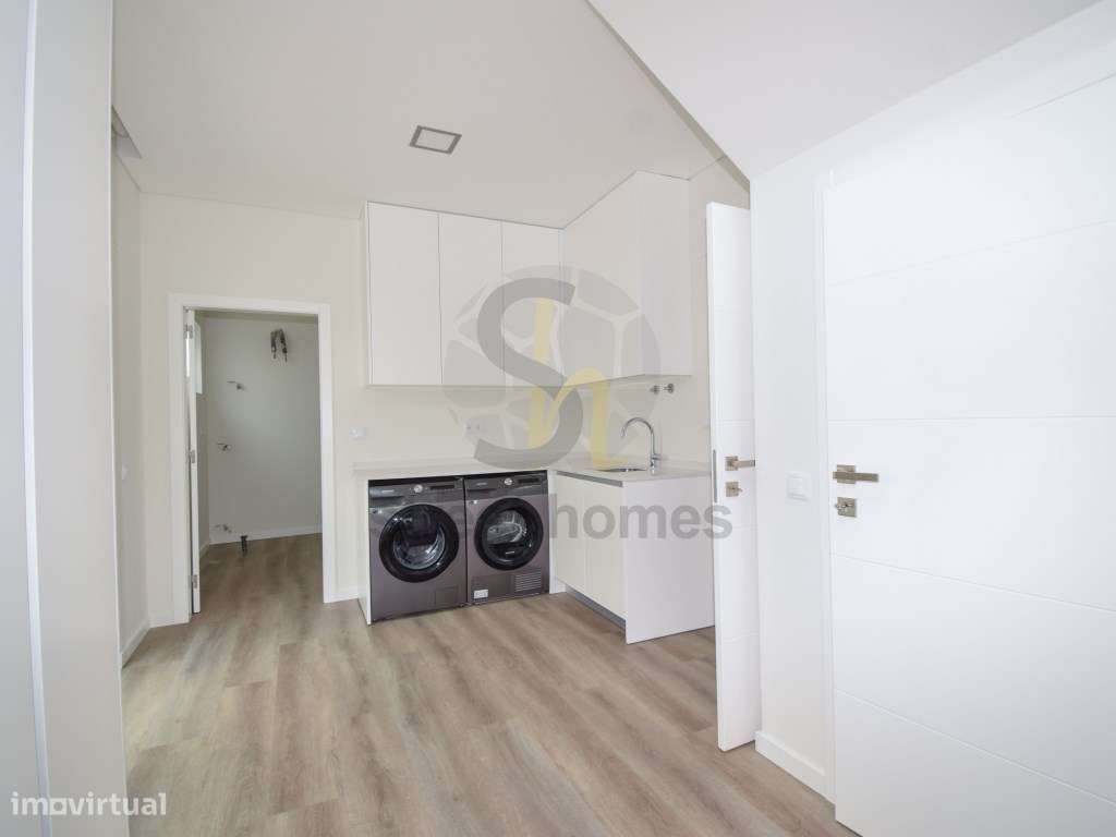 Moradia Nova V4 no Centro da Parede-16