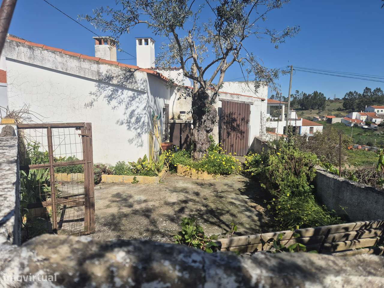 Moradia V3 com garagem +casa+logradouro-24