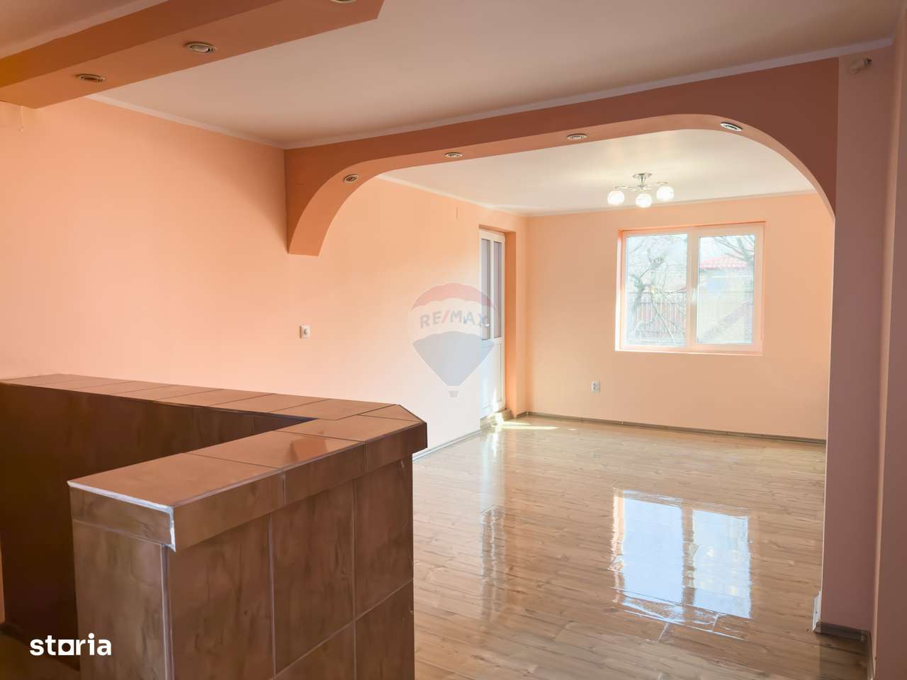 Casă / Vilă cu 8 camere de vânzare în zonă centrală - Urlati-2