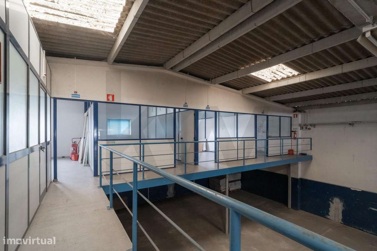 **Armazém com logradouro na Zona Industrial de Serzedo, Vila Nova de G-14