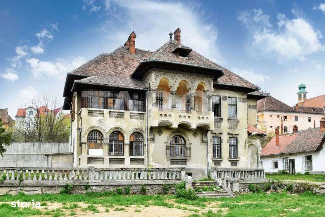 Vila interbelica isi asteapta cu speranta tacuta noul proprietar - Imagine principală: 3/11