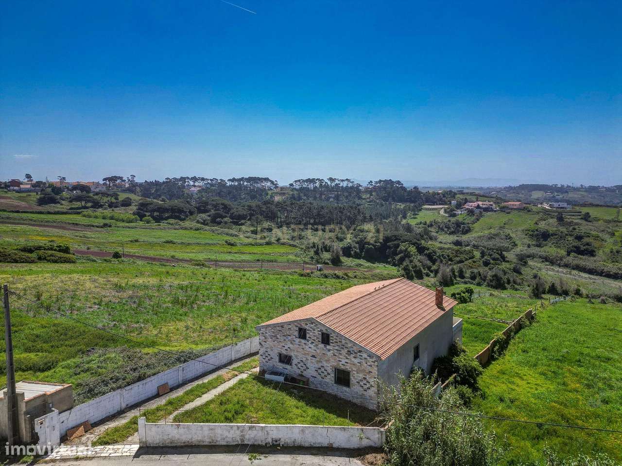 Moradia com Terreno Amplo e Vista Mar na Carvoeira-7