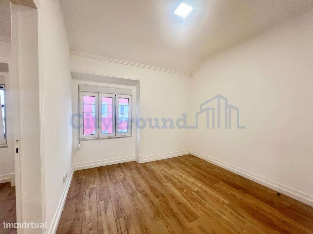 T2 totalmente renovado com excelente luminosidade e vista lateral p...-1