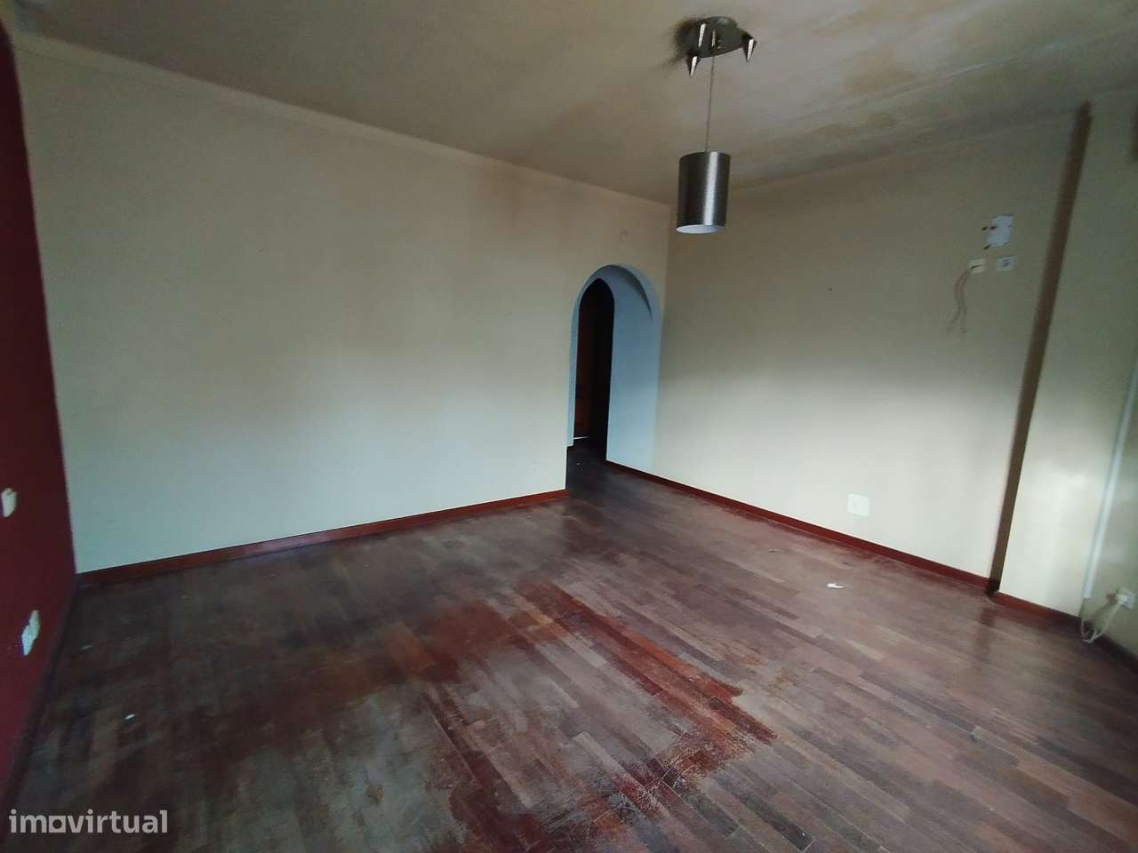 Moradia de 3 Pisos Com Piscina e Jardim – Excelente Potencial - Grande imagem: 3/60