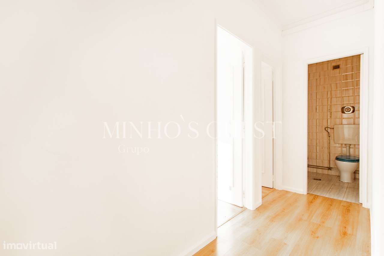 Apartamento T3 de último andar c/ varanda e vista para Av. Liberdade --11