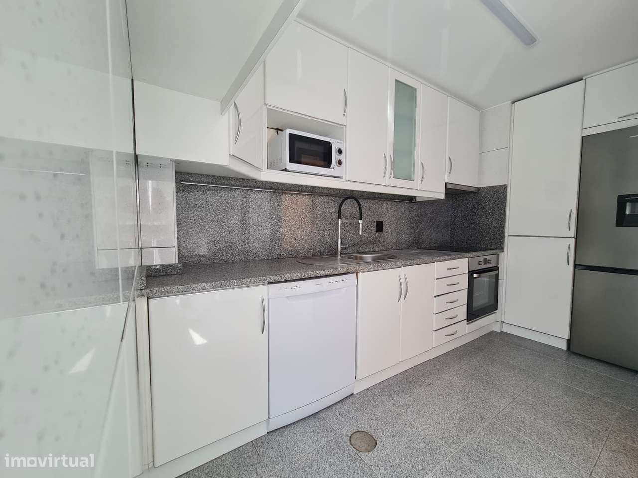 Apartamento T4 com suite e garagem  – em frente ao Metro Pedro Hispano-17
