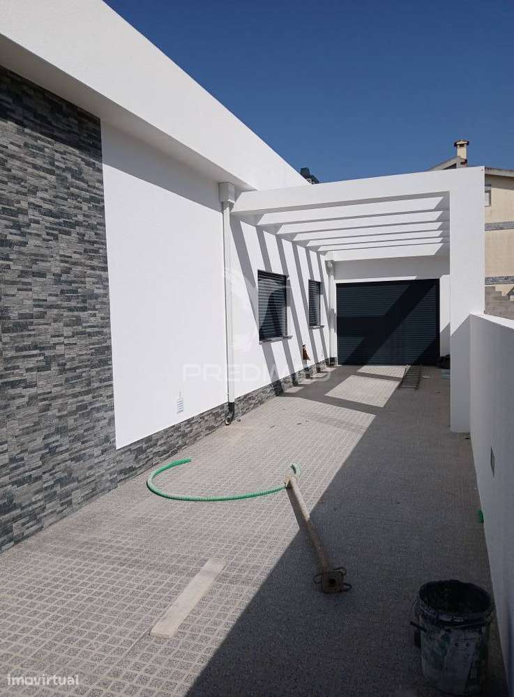 Vende se  Moradia Térrea T3+1 Nova  – Fernão Ferro, Seixal 620.000€ - Grande imagem: 4/29