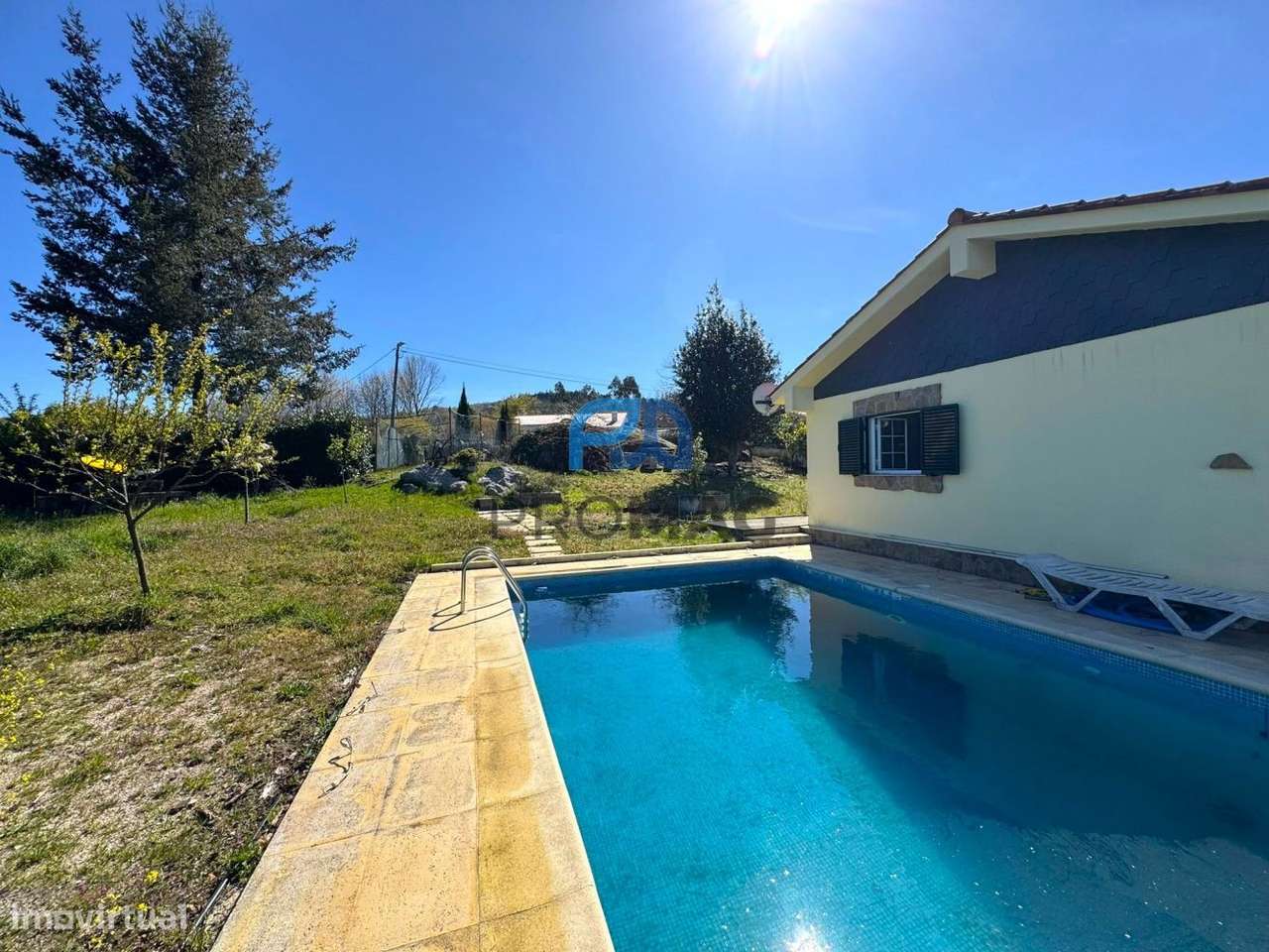 Moradia com excelente área, piscina e plena privacidade-7