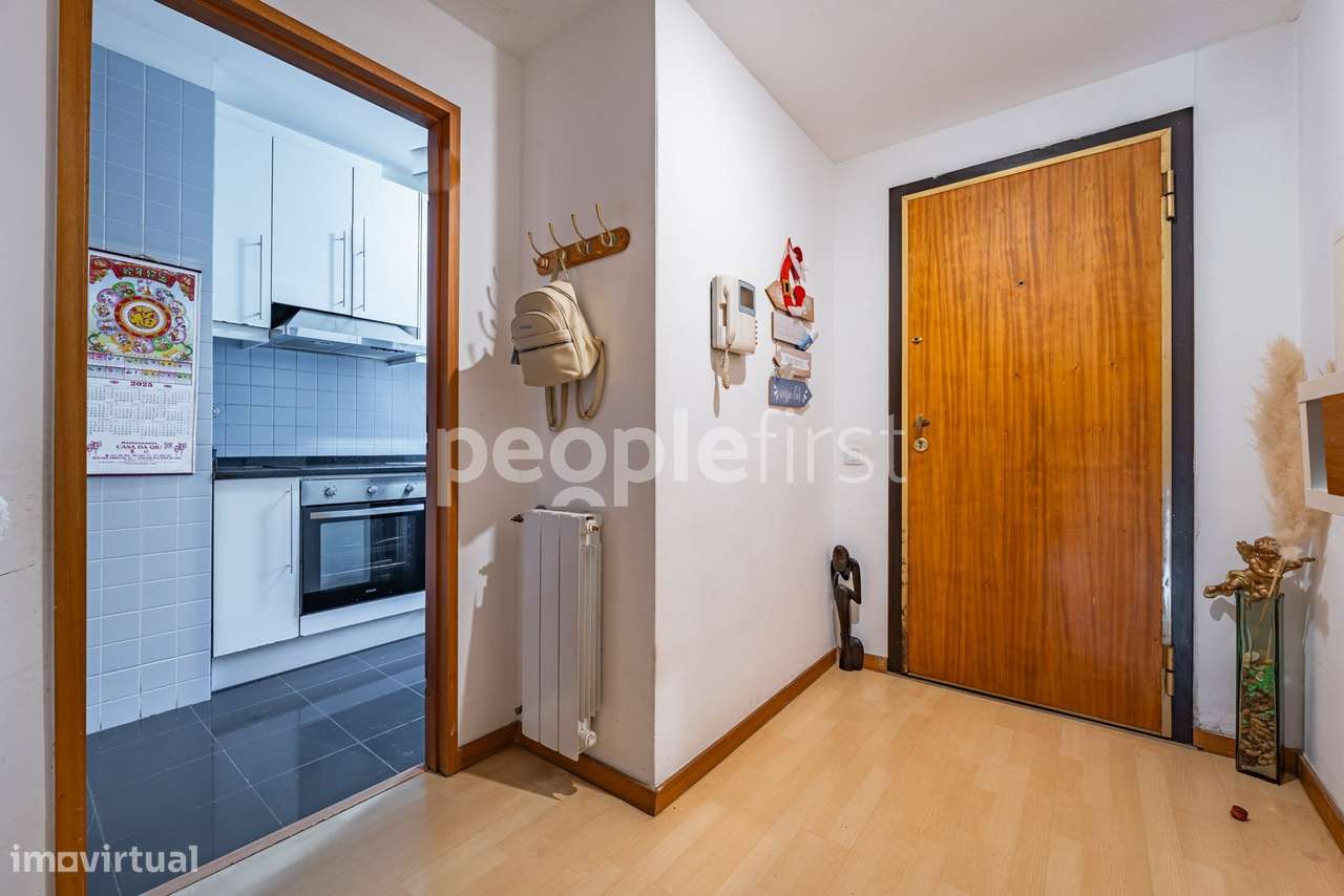 T2 com Terraço Privativo, Garagem e Arrumos-1