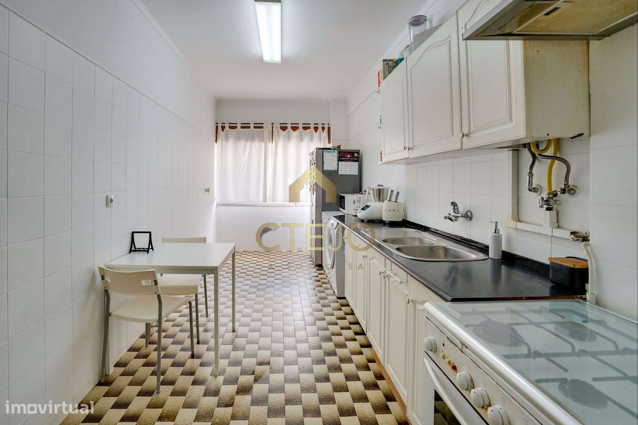 Apartamento T2  com varanda e arrecadação em Vale de Figueira , São Jo-8