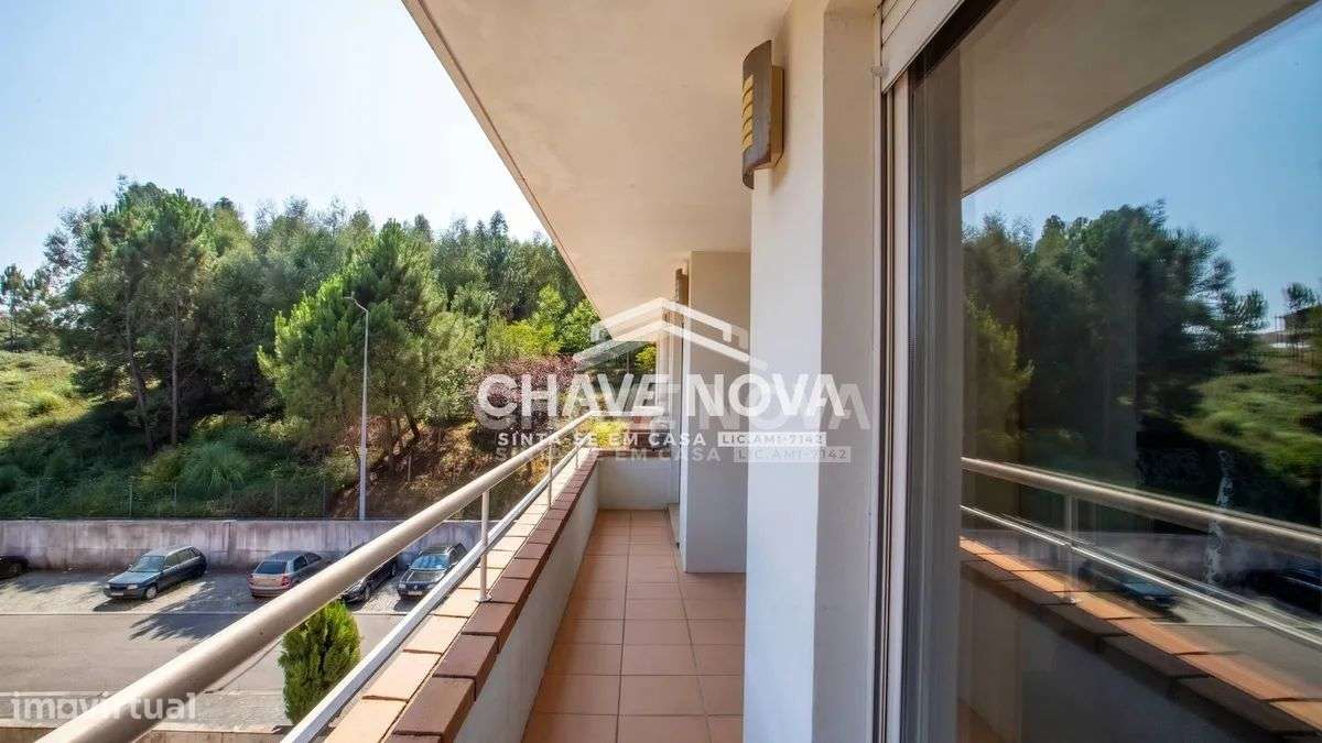 Apartamento T2, em Pedroso, com duas varandas, garagem e arrumos-8