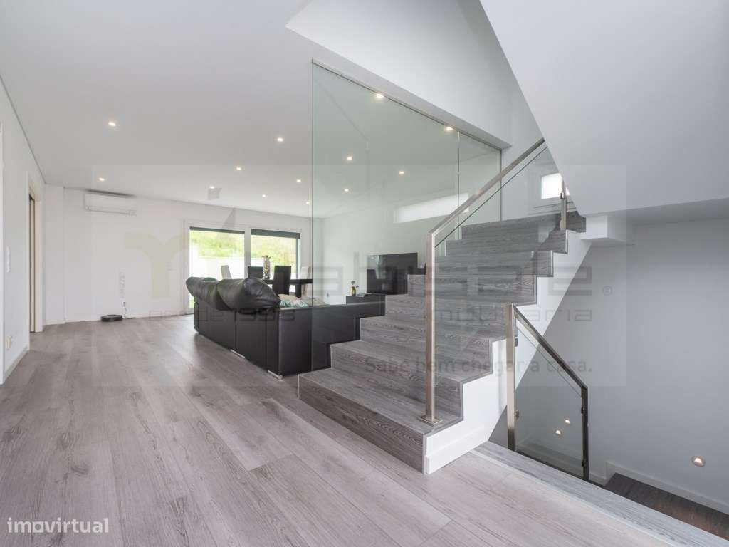 Moradia T4+1 moderna em Vale Grande, Odivelas-9