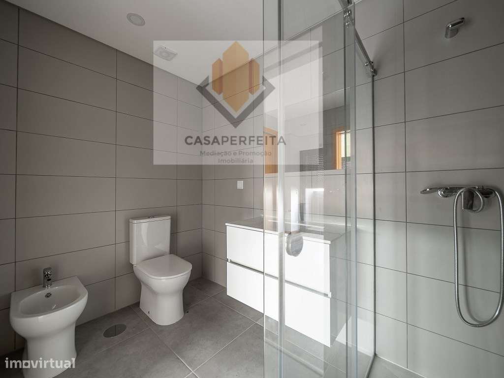 Apartamento T2 Novo com Varanda e Lugar de Garagem - Pedroso-28