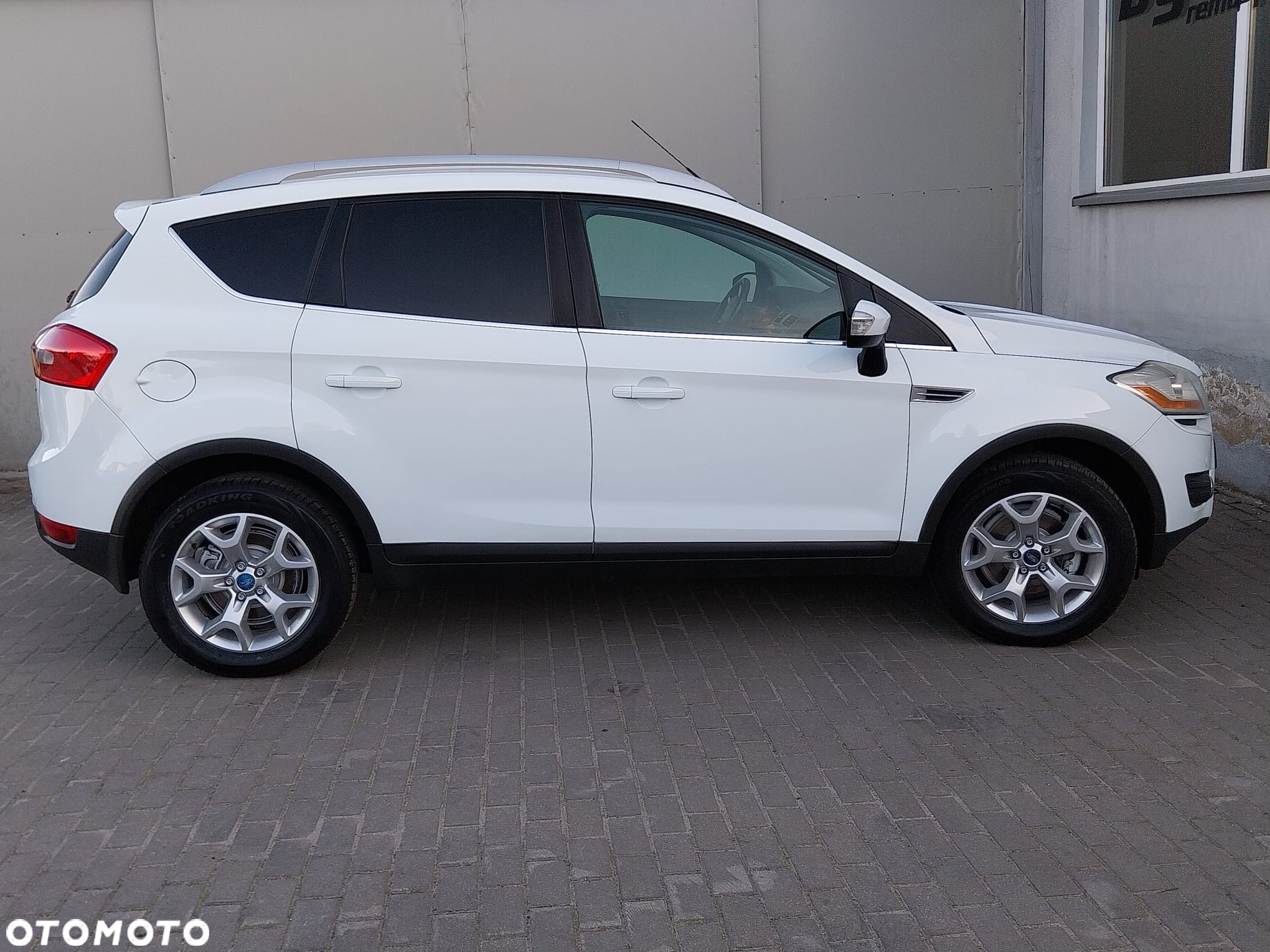 Ford Kuga 2.0 TDCi 2x4 Titanium - 12