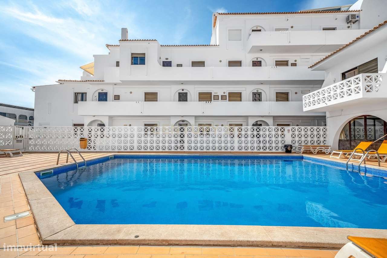 Apartamento T2 com terraços e piscina a 100 metros da praia da Oura –-25