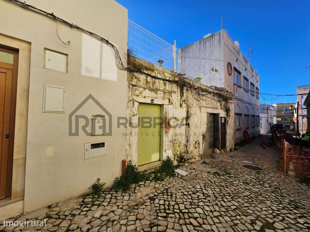 Moradia no centro histórico de Loulé com 2 pisos , armazém e casa-19