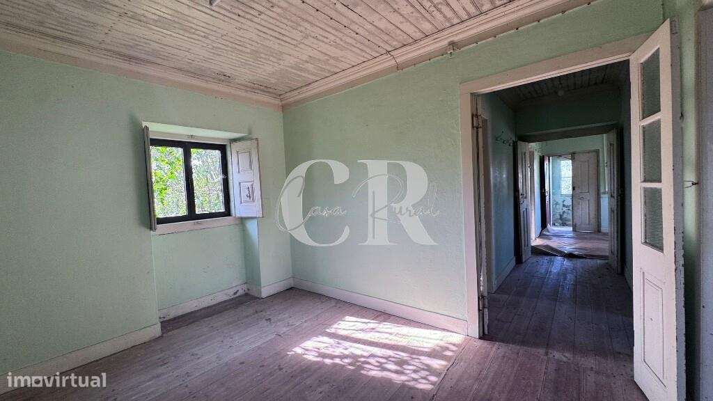 Casa de pedra com terreno e poço-19