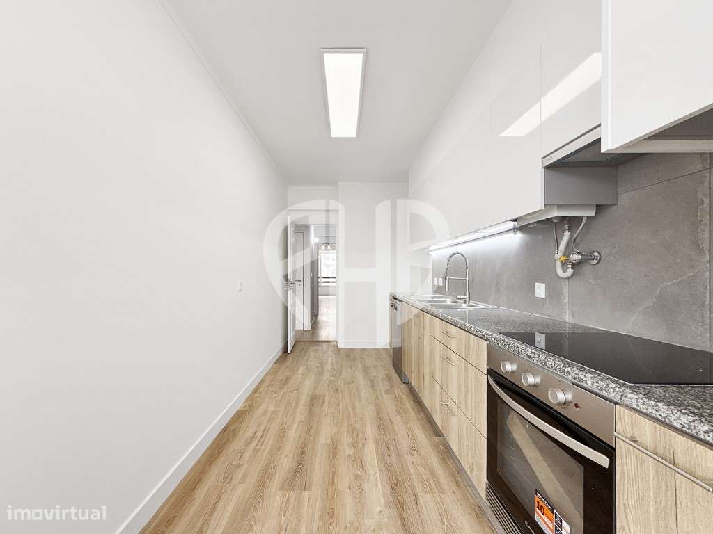 Apartamento T3 Totalmente Remodelado // Estrada da Luz-12