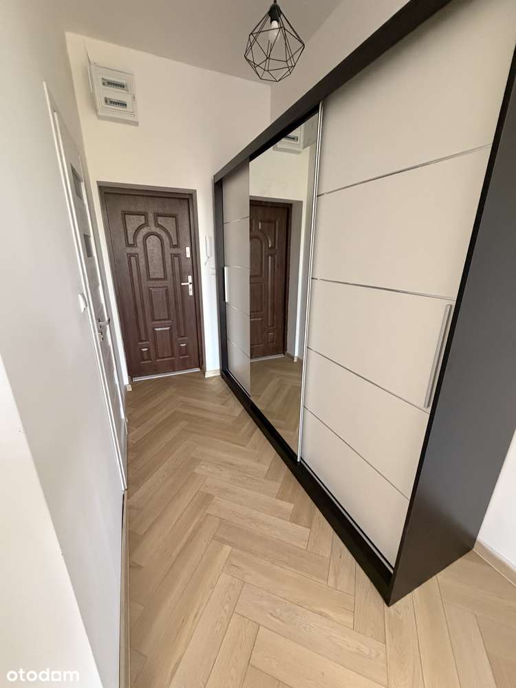 Przy przystanku tramwajowym. 100 metrów Pl. Wolnoścu