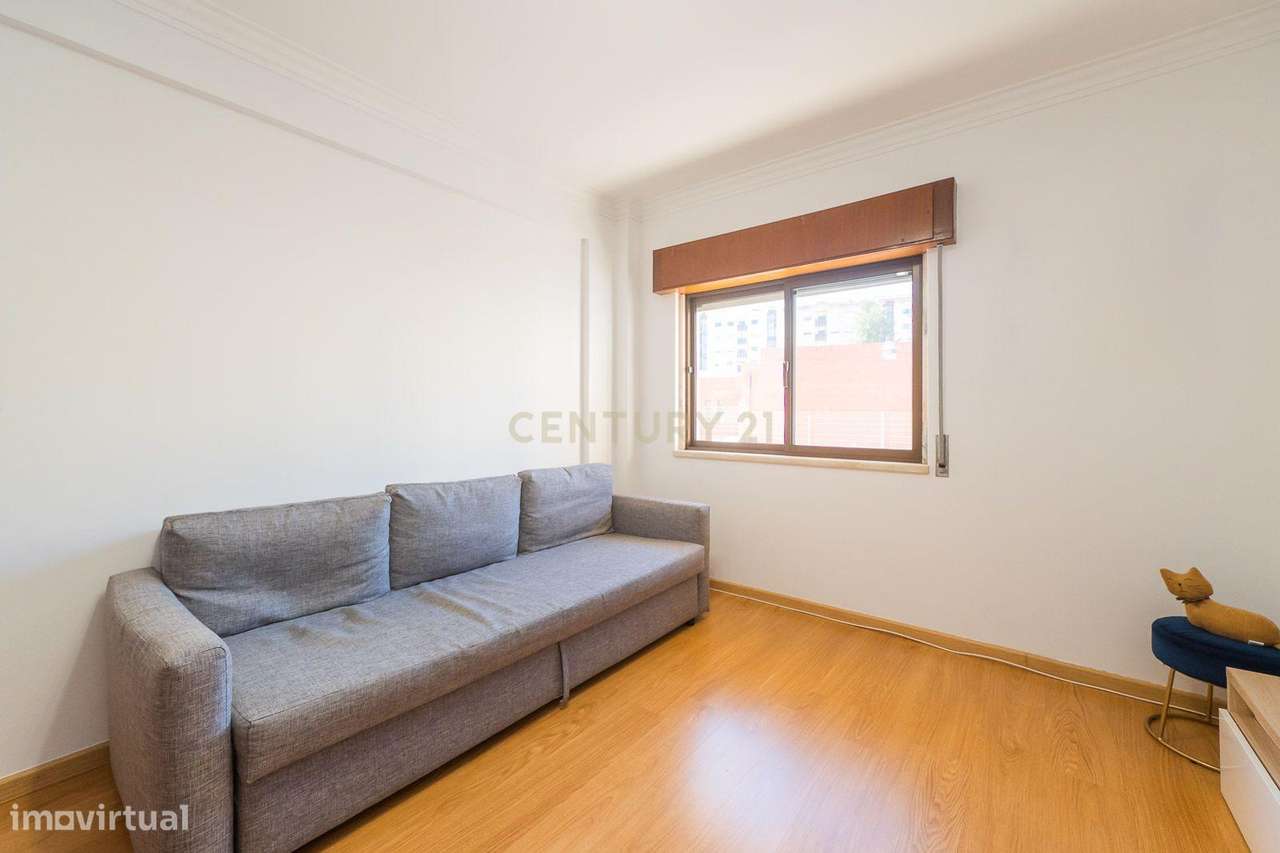 Apartamento T2 em bom estado, parcialmente remodelado-7