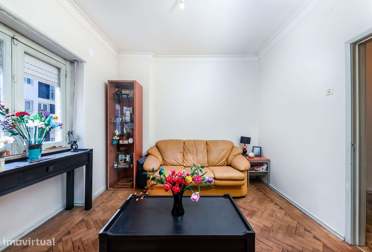 Luminoso Apartamento T2 (com Potencial para T3) na Av. José Elias Garc-9