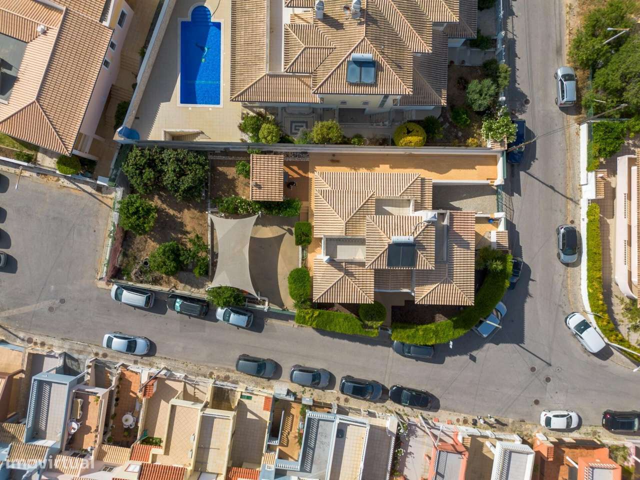 Exclusivo em Alvor: Moradia Isolada T5 com Máxima Privacidade e Confor-49
